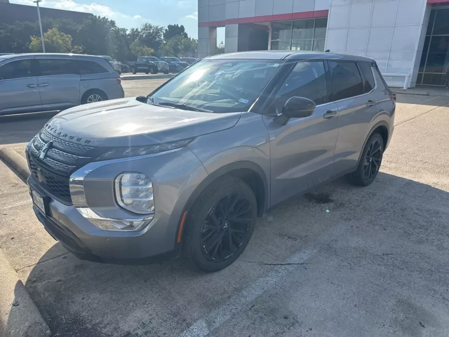 2023 Mitsubishi Outlander SEL photo 1