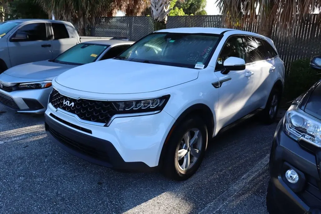 2023 Kia Sorento LX photo 1