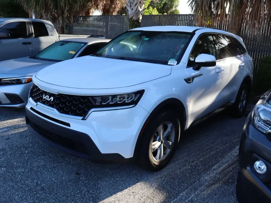 2023 Kia Sorento LX photo 1