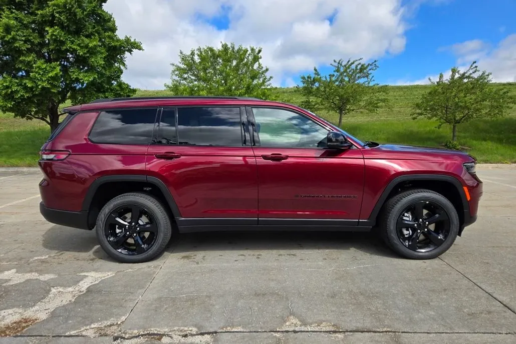 2025 Jeep Grand Cherokee Limited photo 1
