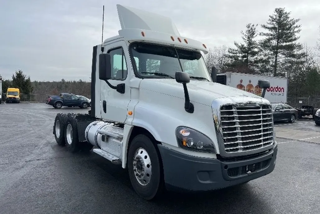 2018 Freightliner Cascadia 125" Sleeper Cab photo 1
