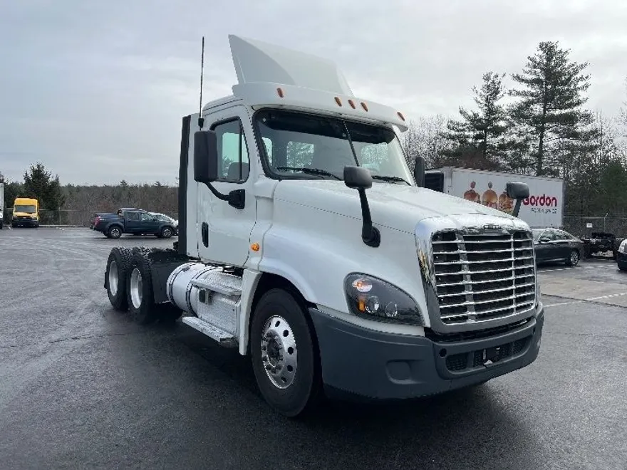 2018 Freightliner Cascadia 125" Sleeper Cab photo 1