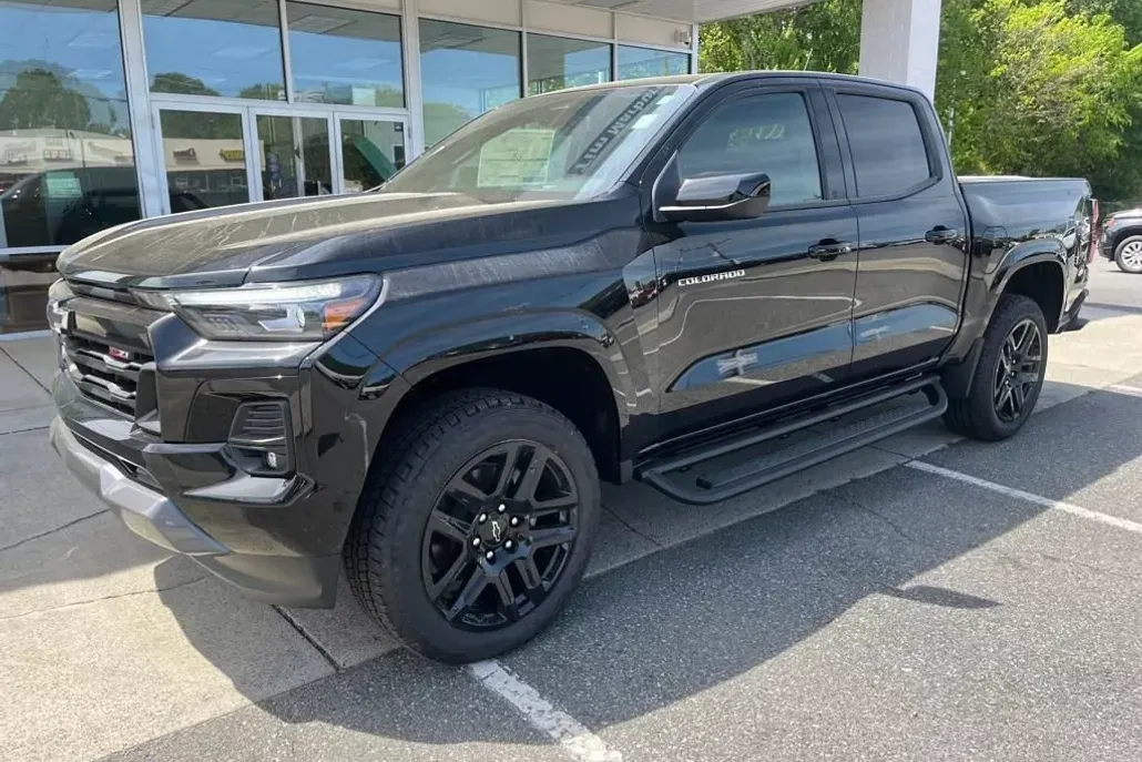 2025 Chevrolet Colorado Z71 photo 1