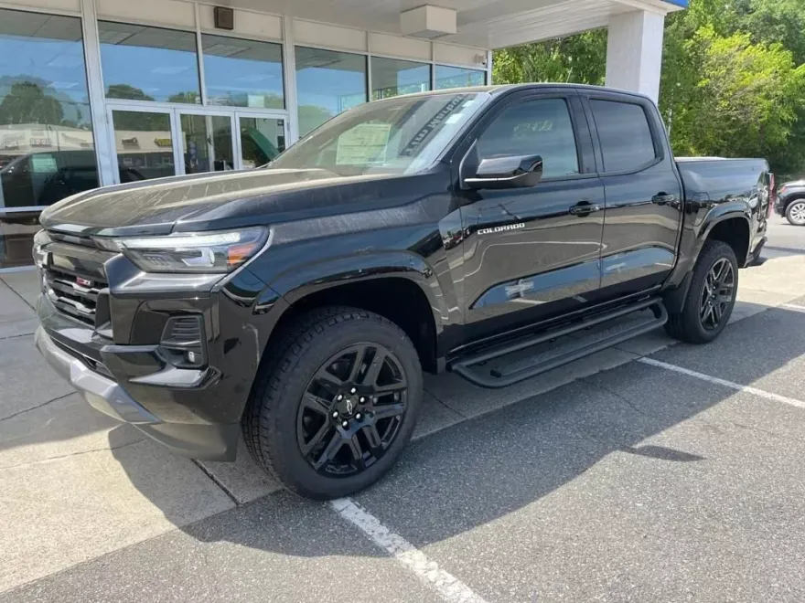 2025 Chevrolet Colorado Z71 photo 1