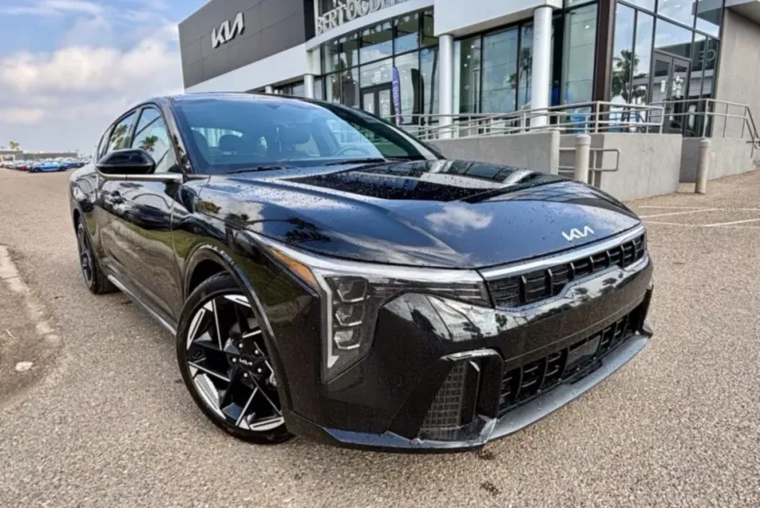 2025 Kia K4 GT-Line photo 1