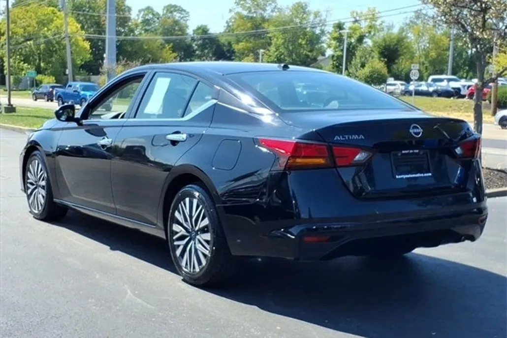 2023 Nissan Altima 2.5 SV photo 1