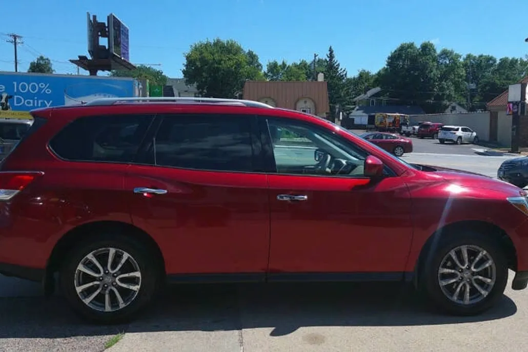 2014 Nissan Pathfinder SV photo 1