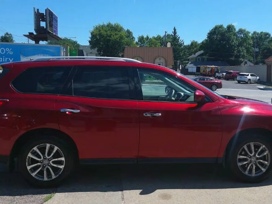 2014 Nissan Pathfinder SV photo 1