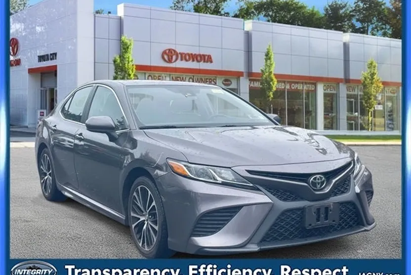 2019 Toyota Camry SE photo 1