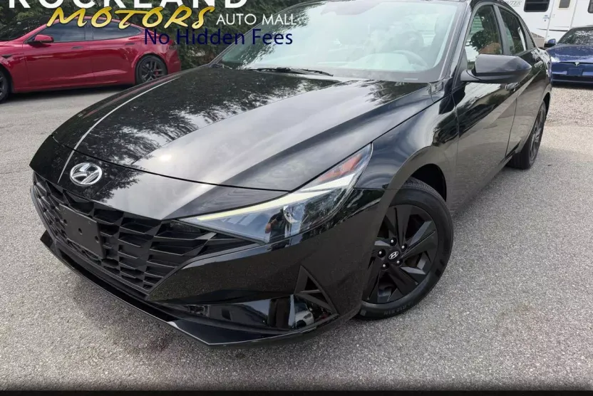 2023 Hyundai Elantra SEL photo 1