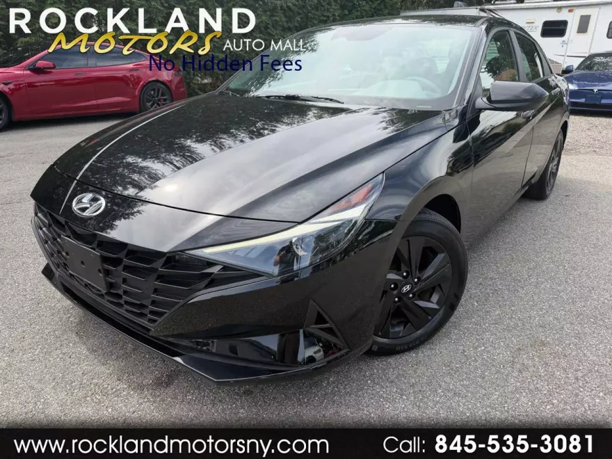 2023 Hyundai Elantra SEL photo 1