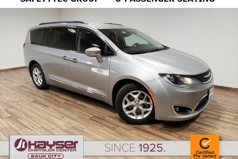 2017 Chrysler Pacifica Touring L photo 1