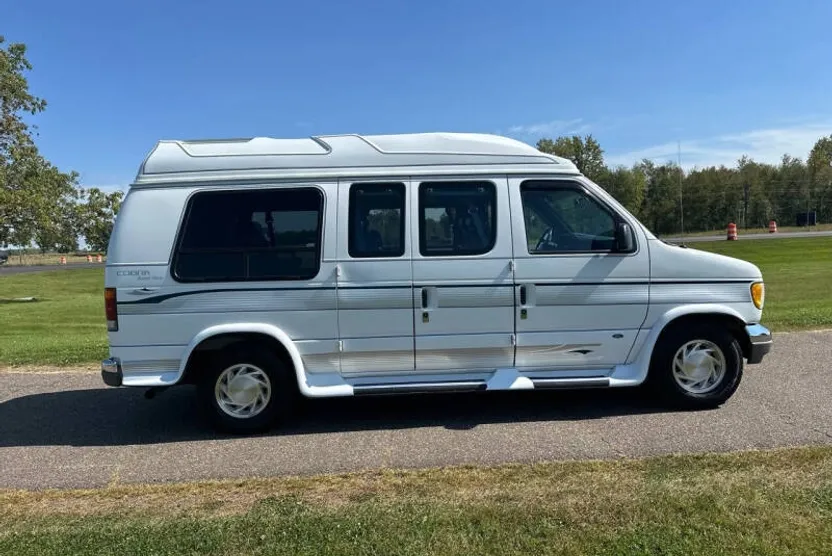 1994 Ford E-150 photo 1