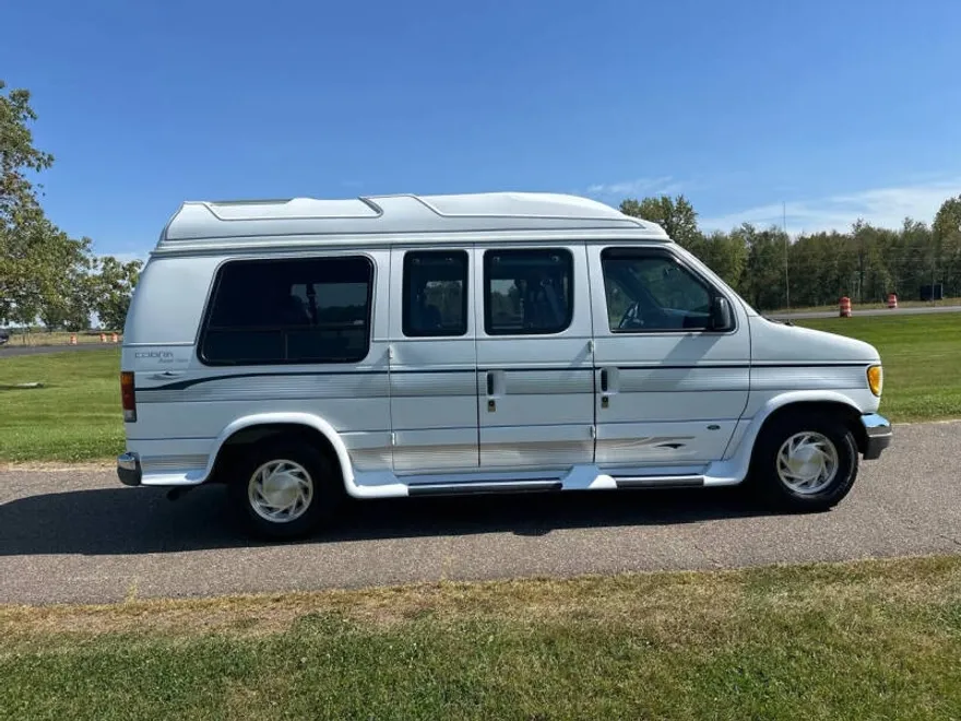 1994 Ford E-150 photo 1