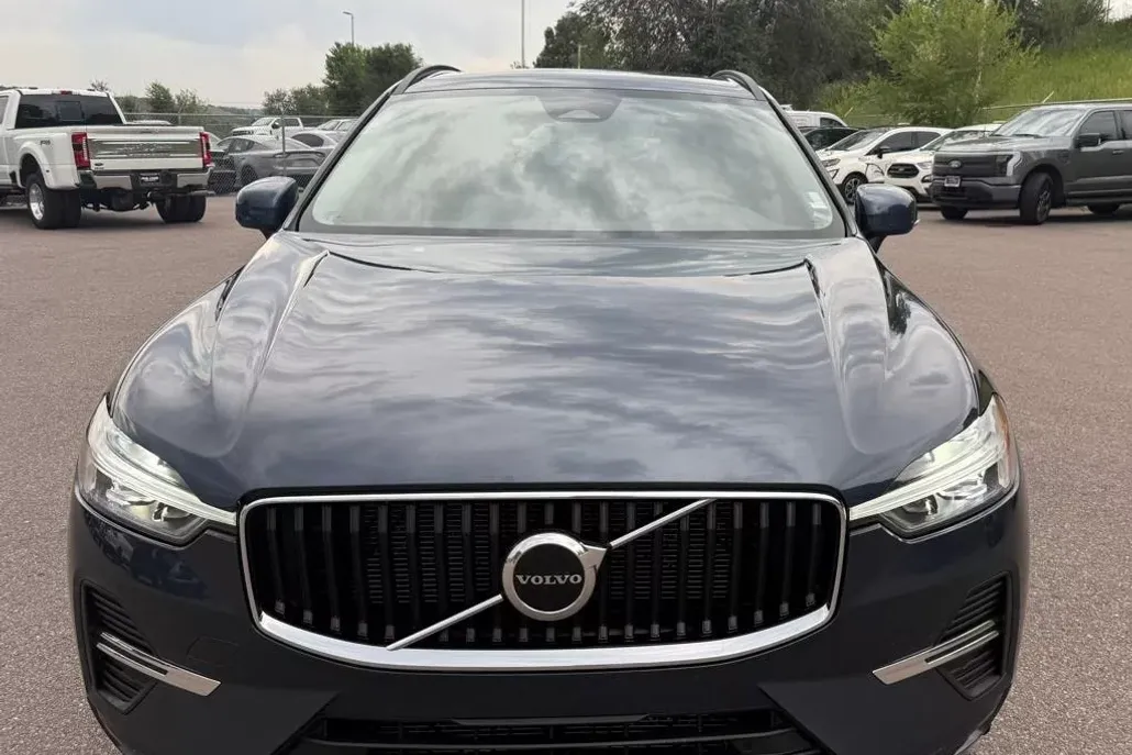 2022 Volvo XC60 B5 Momentum photo 1