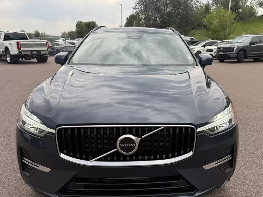 2022 Volvo XC60 B5 Momentum photo 1
