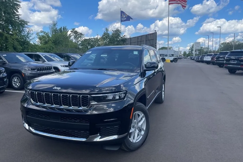 2025 Jeep Grand Cherokee Laredo photo 1