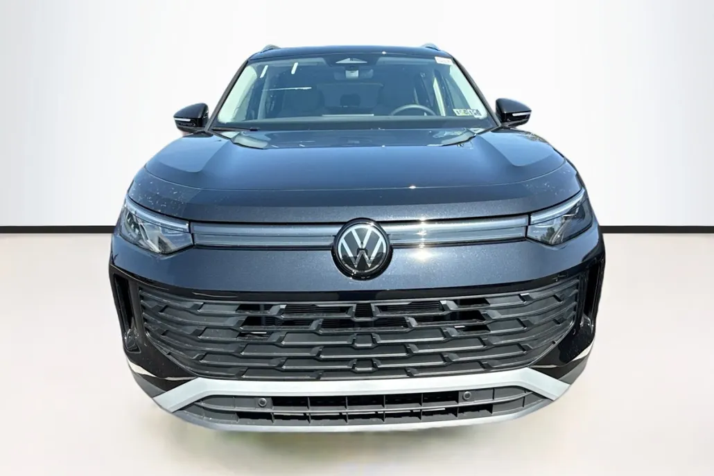 2025 Volkswagen Tiguan SE photo 1