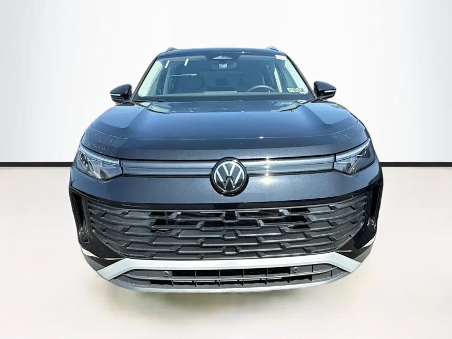 2025 Volkswagen Tiguan SE photo 1