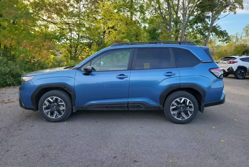 2025 Subaru Forester Premium Base photo 1