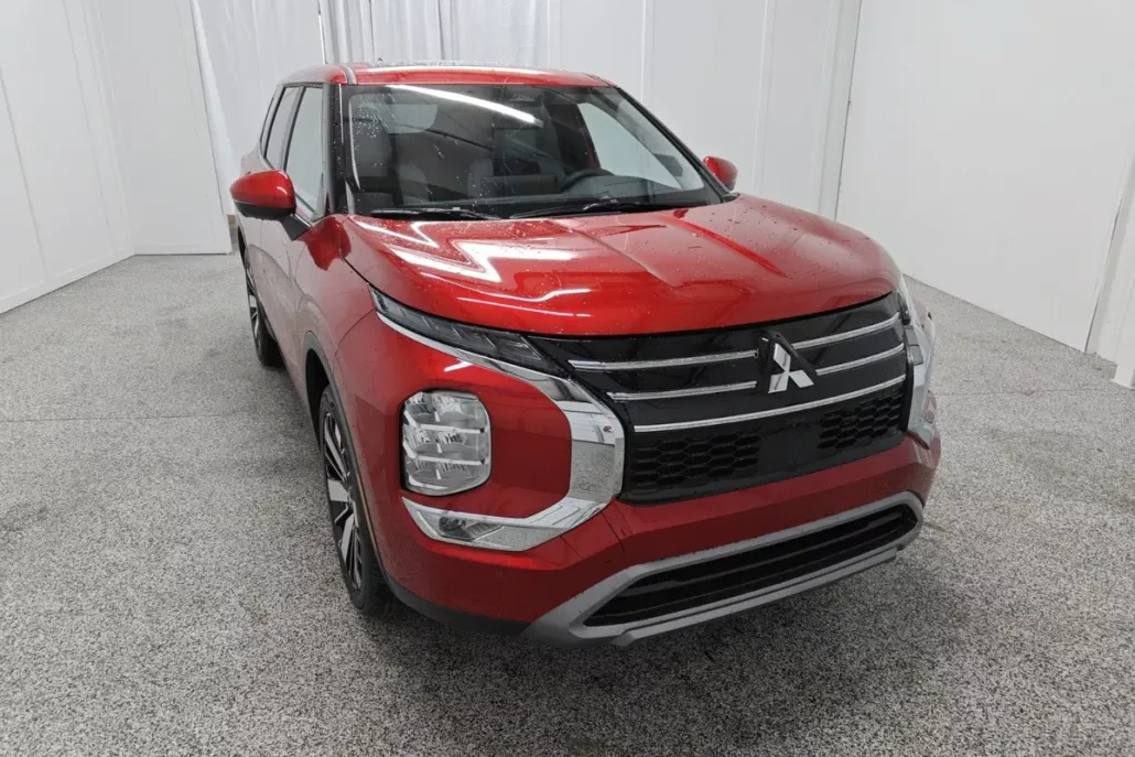 2025 Mitsubishi Outlander SE photo 1