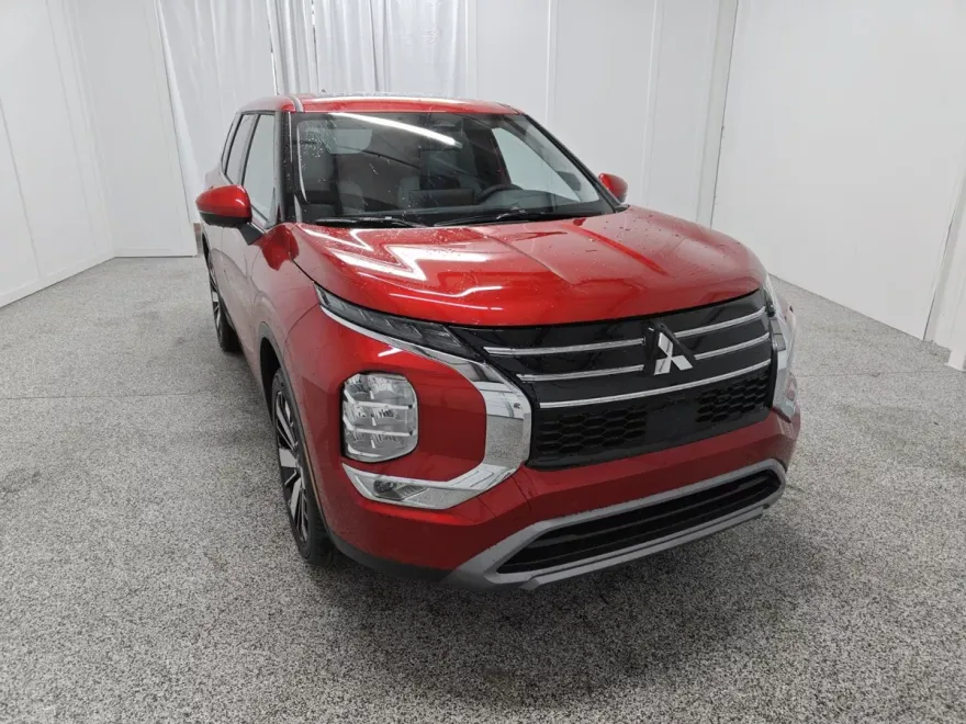 2025 Mitsubishi Outlander SE photo 1