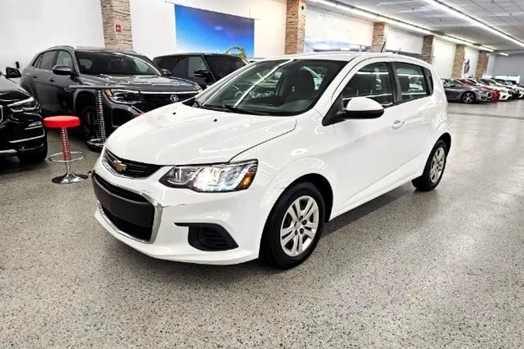 2019 Chevrolet Sonic LT photo 1