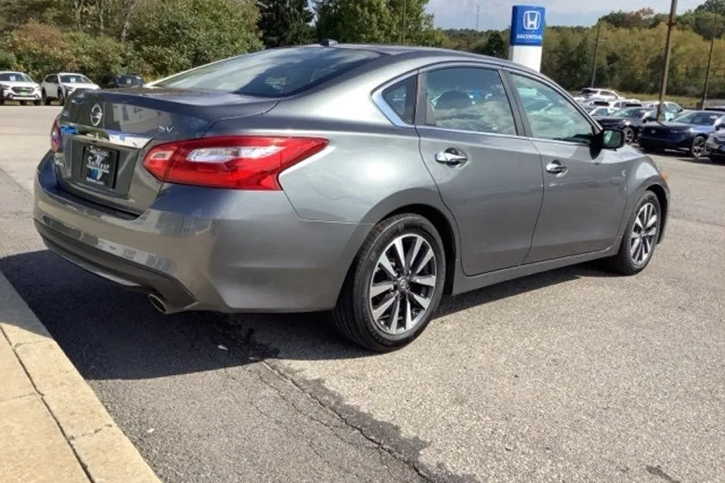 2017 Nissan Altima 2.5 SV photo 1