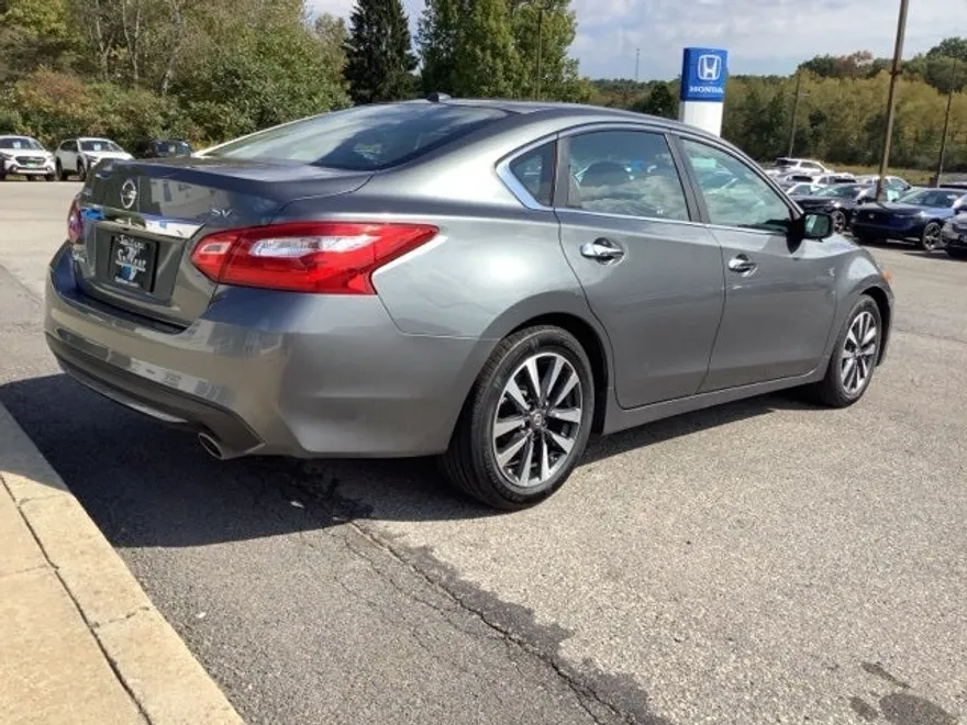 2017 Nissan Altima 2.5 SV photo 1