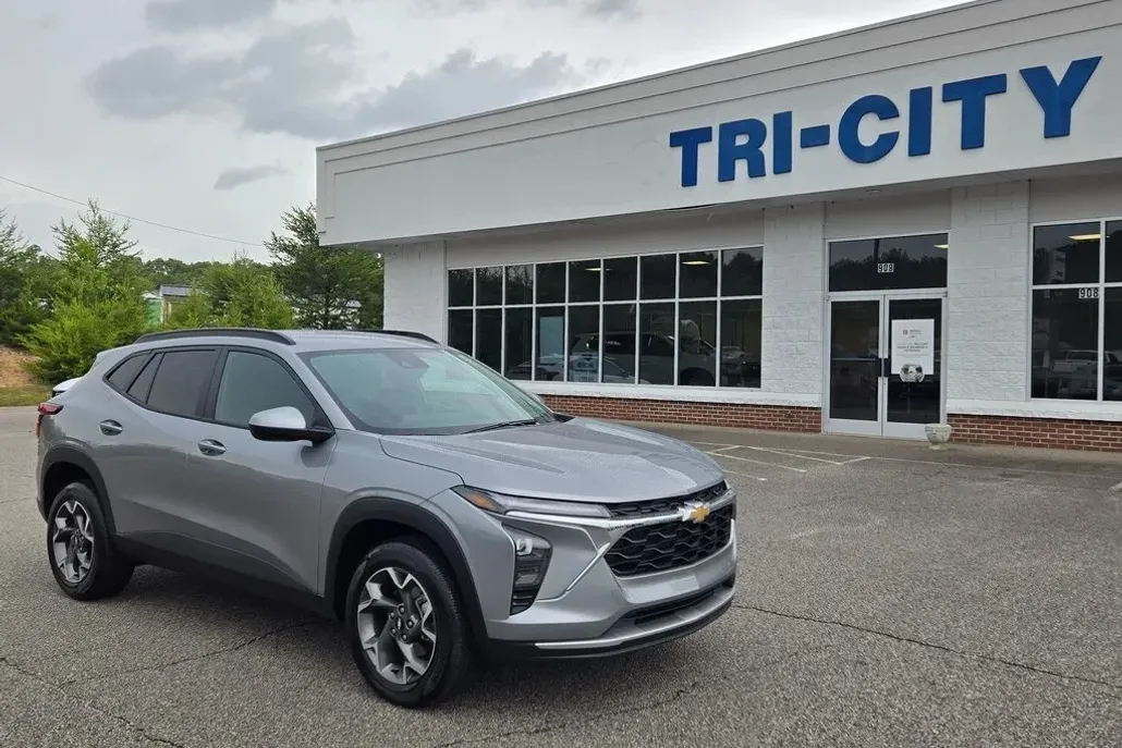 2024 Chevrolet Trax LT photo 1