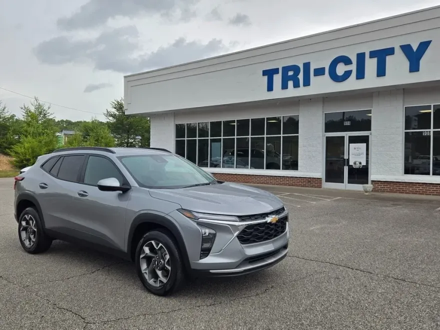 2024 Chevrolet Trax LT photo 1