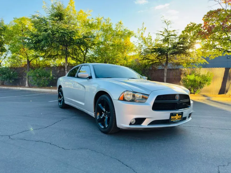 2012 Dodge Charger SXT photo 1