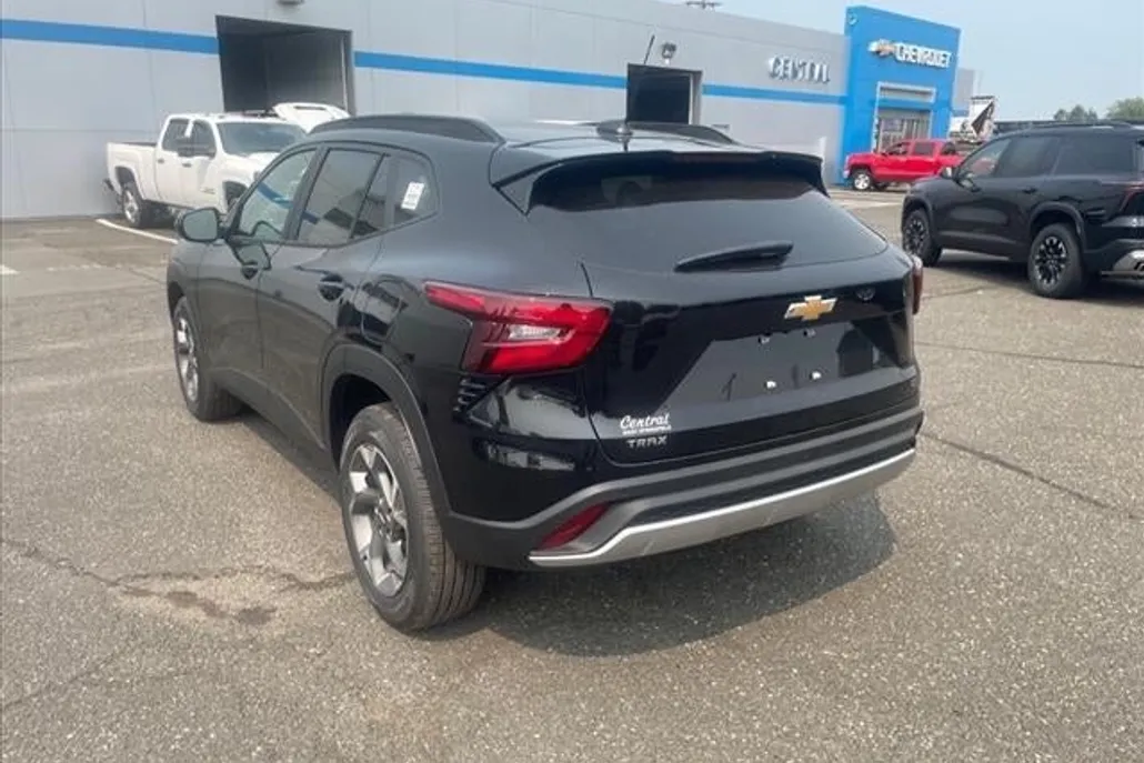 2025 Chevrolet Trax LT photo 1