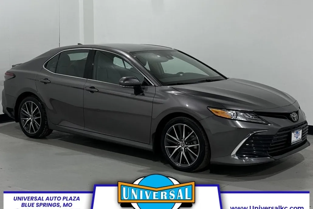 2021 Toyota Camry XLE photo 1