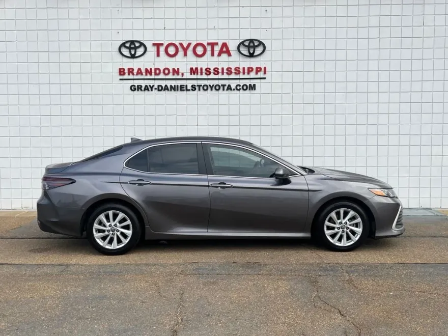 2023 Toyota Camry LE photo 1