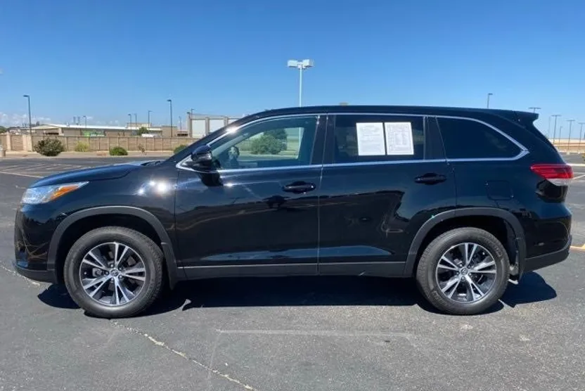 2019 Toyota Highlander LE photo 1