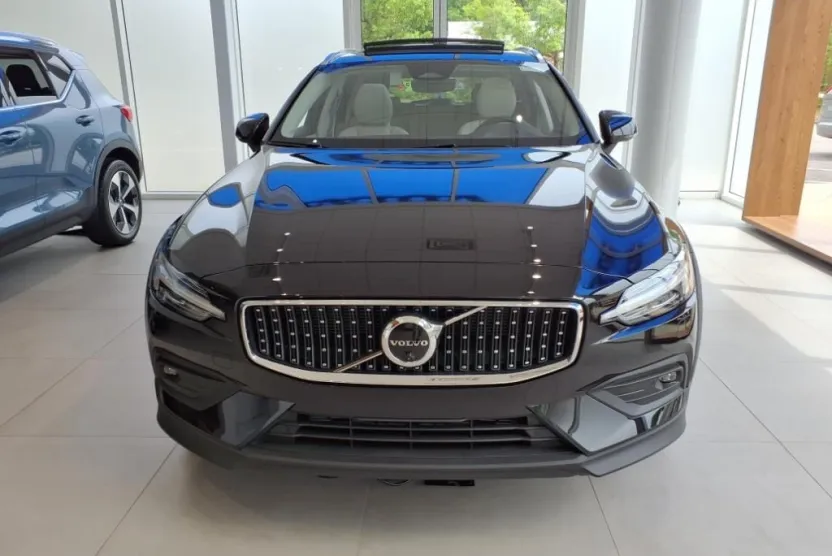 2025 Volvo V60 Cross Country B5 Plus photo 1