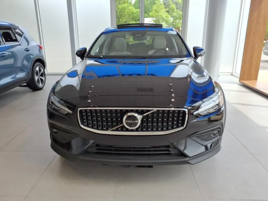 2025 Volvo V60 Cross Country B5 Plus photo 1