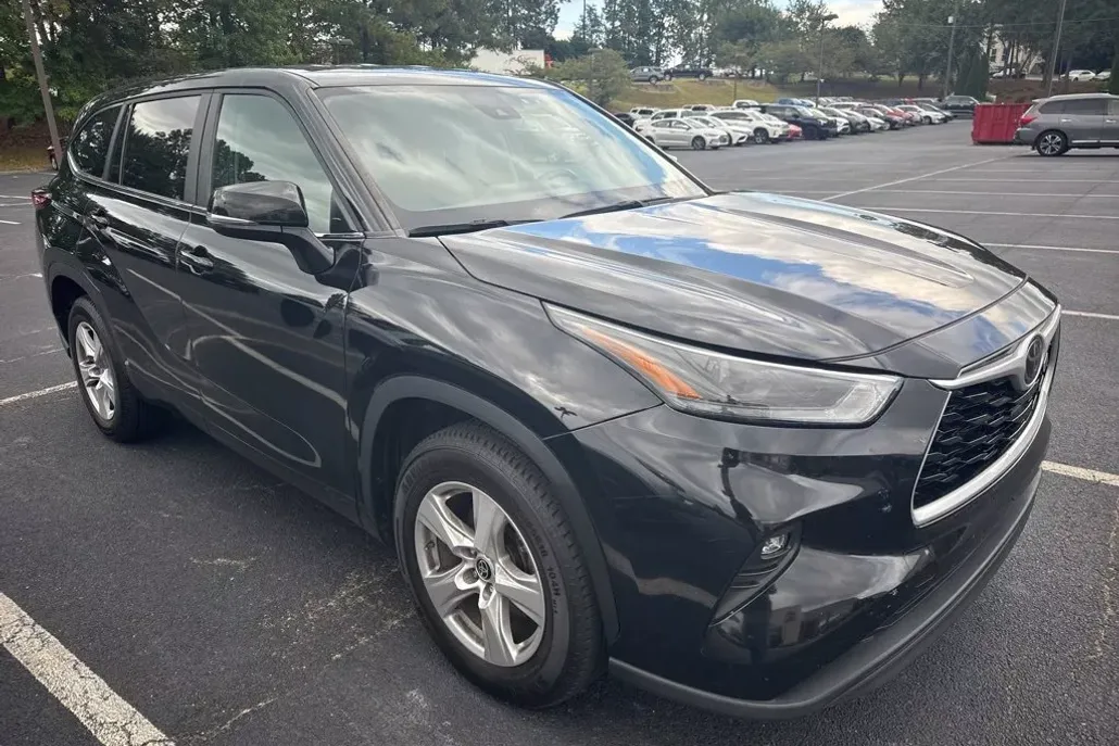 2023 Toyota Highlander LE photo 1