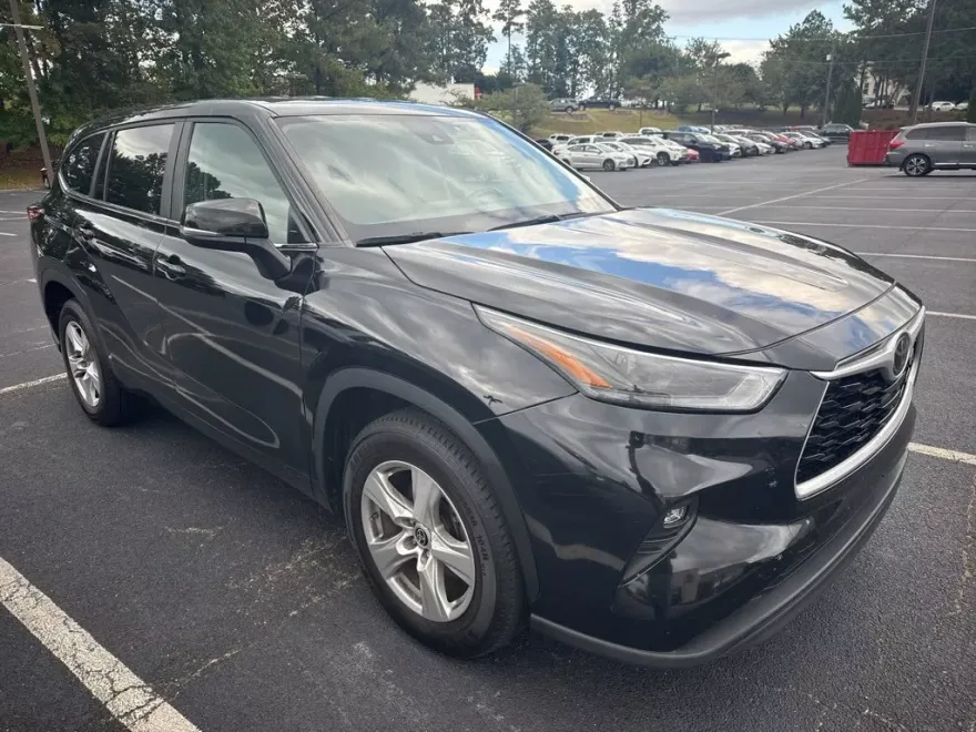 2023 Toyota Highlander LE photo 1