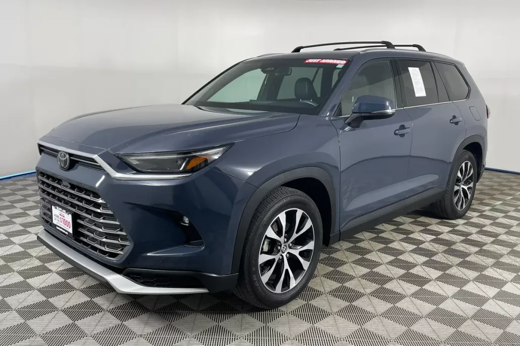 2024 Toyota Highlander Hybrid Limited photo 1