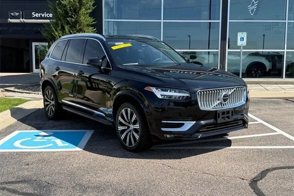 2023 Volvo XC90 Plus photo 1