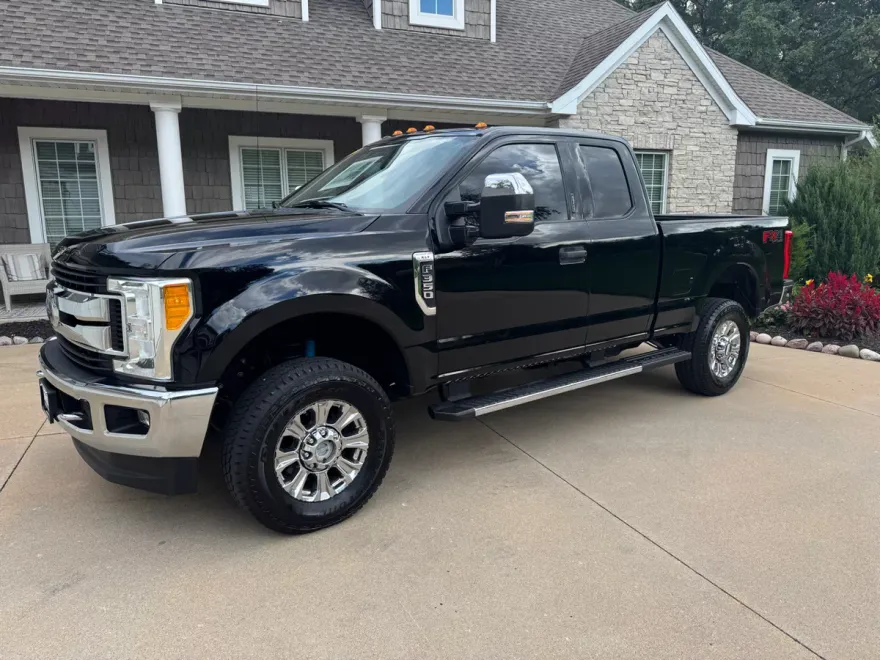 2017 Ford F-350 XLT photo 1