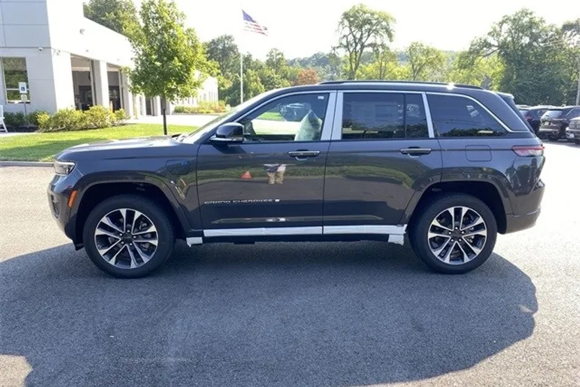 2023 Jeep Cherokee Overland 4xe photo 1