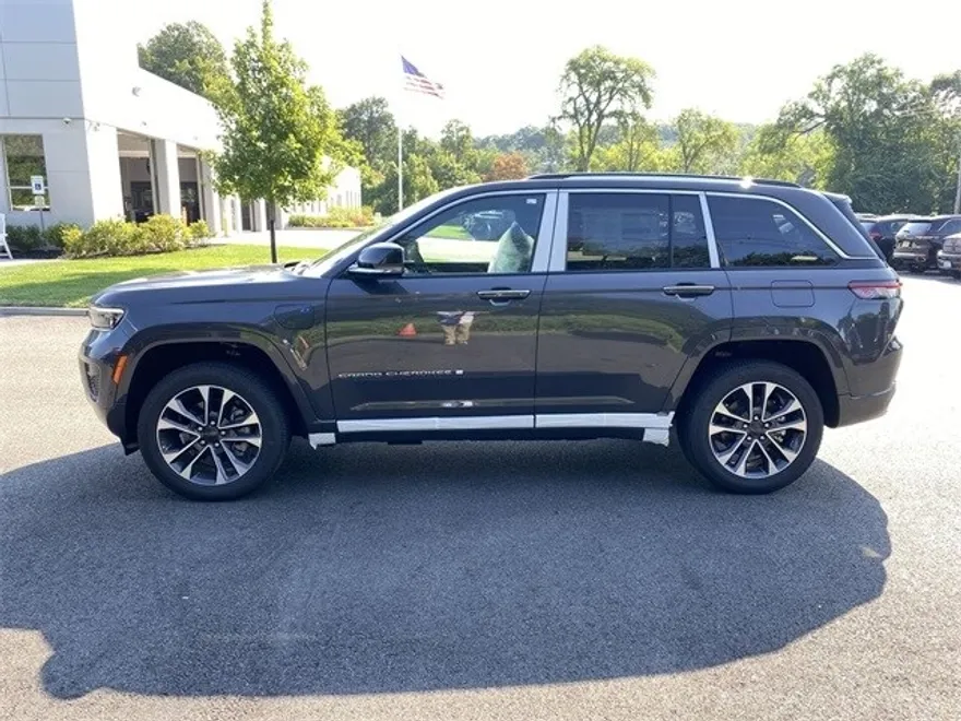 2023 Jeep Cherokee Overland 4xe photo 1