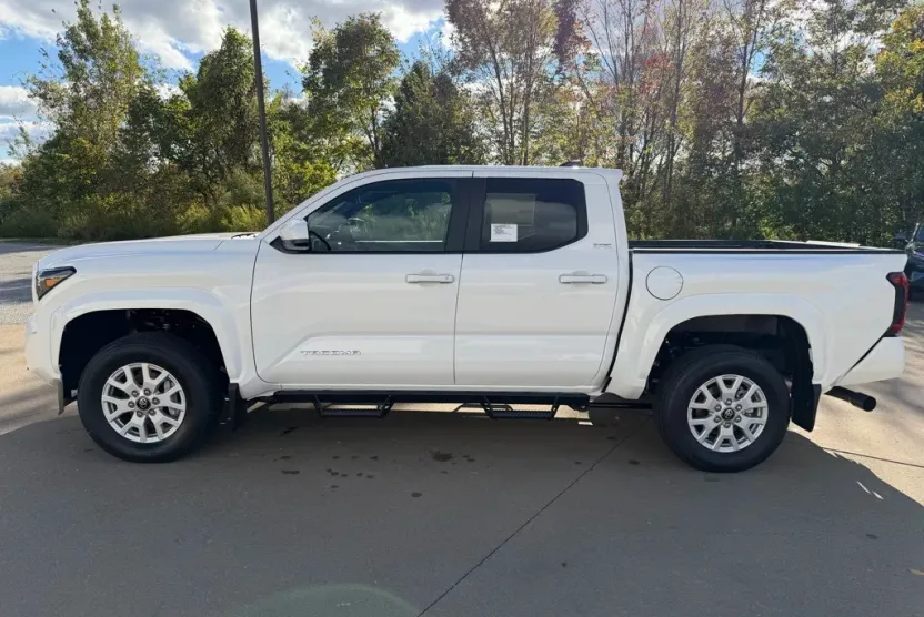 2025 Toyota Tacoma SR5 photo 1