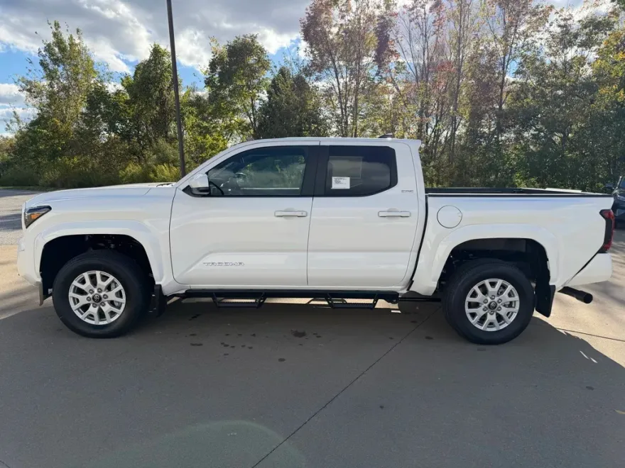 2025 Toyota Tacoma SR5 photo 1