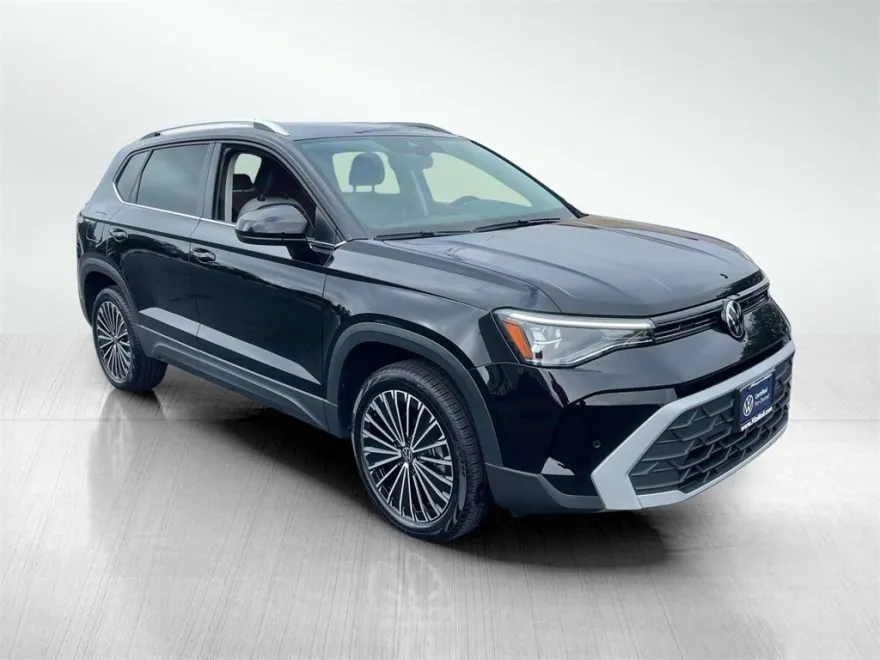 2025 Volkswagen Taos SE photo 1