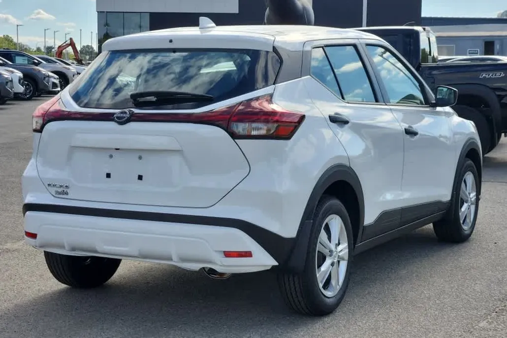2025 Nissan Kicks Play S photo 1