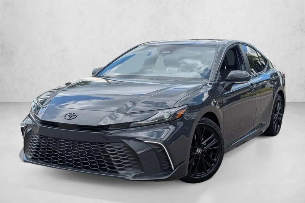 2025 Toyota Camry SE photo 1
